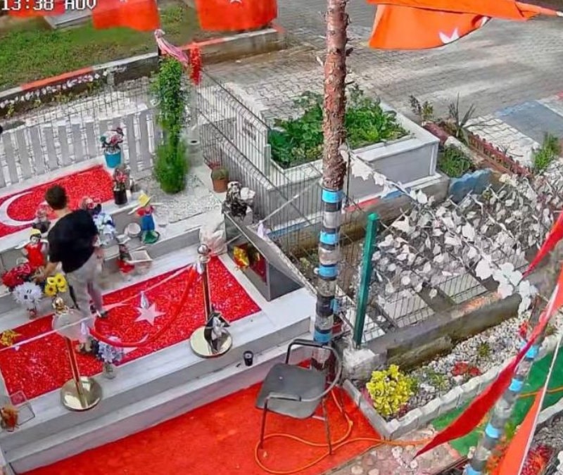 Adana'da şehit mezarına saldırı: Acılı anne gözyaşlarına boğuldu