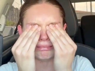 ABD'de benzin fiyatları fırlayınca hüngür hüngür ağlayan kadın