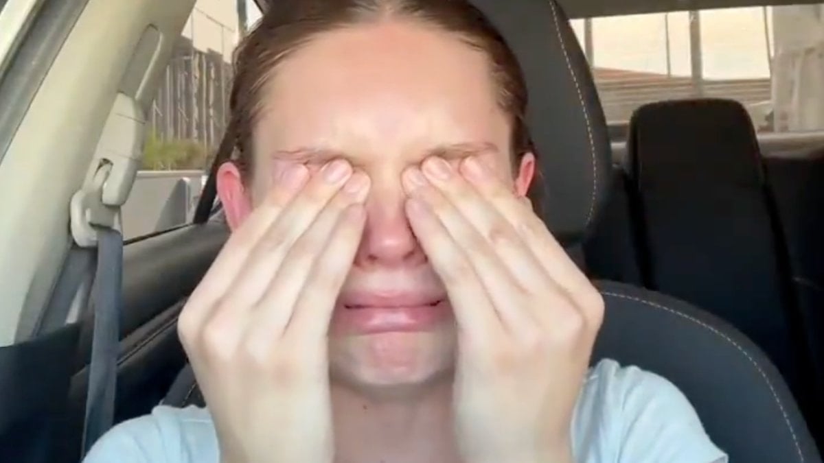 ABD'de benzin fiyatları fırlayınca hüngür hüngür ağlayan kadın