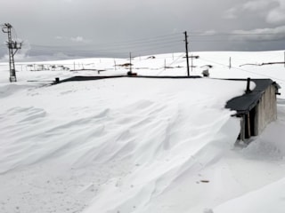 Ardahan'da yayla evleri kara gömüldü