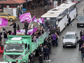 Artvin'de taraftarlar amatör maça kamyon kasasında gitti: O anlar kamerada