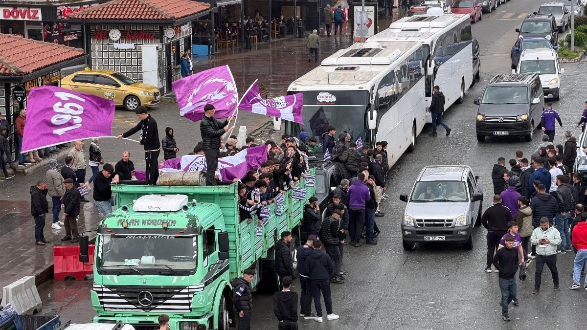 Artvin'de taraftarlar amatör maça kamyon kasasında gitti: O anlar kamerada