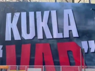 Beşiktaş derbi sonrası stada pankart astı: Kukla VAR!