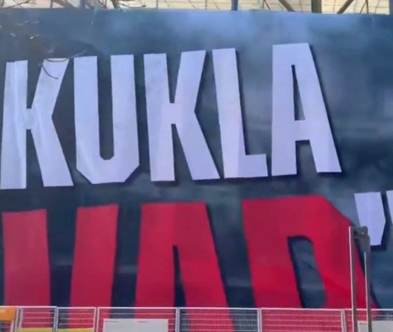 Beşiktaş derbi sonrası stada pankart astı: Kukla VAR!