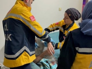 Samsun'da babasını komşusunun baltalı saldırısından korurken yaralandı