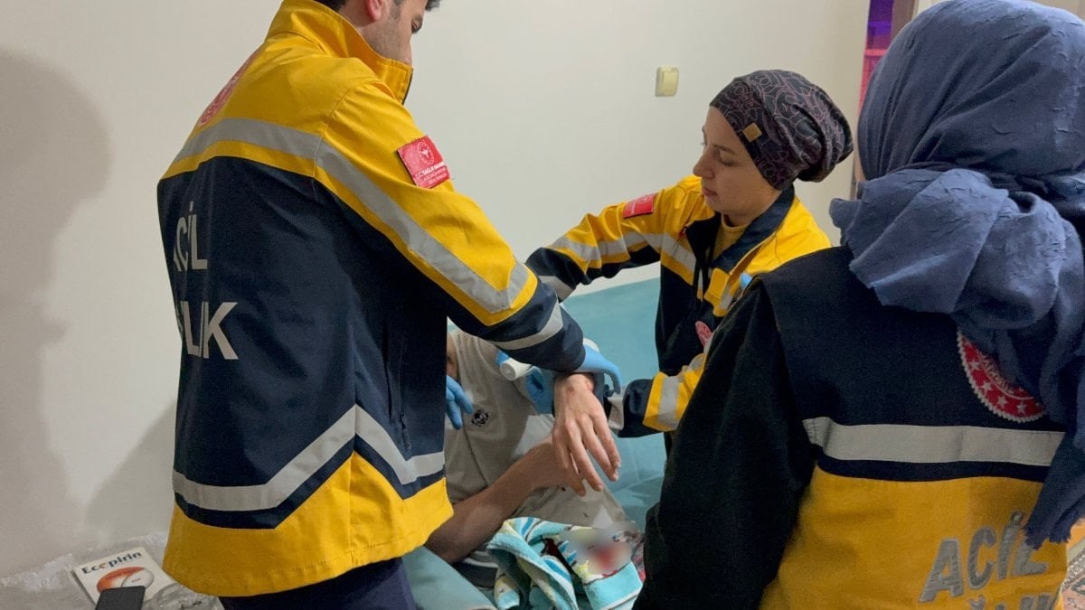 Samsun'da babasını komşusunun baltalı saldırısından korurken yaralandı