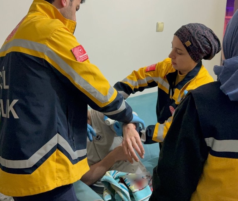 Samsun'da babasını komşusunun baltalı saldırısından korurken yaralandı