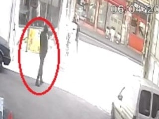 Nevşehir'de bir şahıs sokak ortasında 2 kişiye tabancayla ateş edip kaçtı