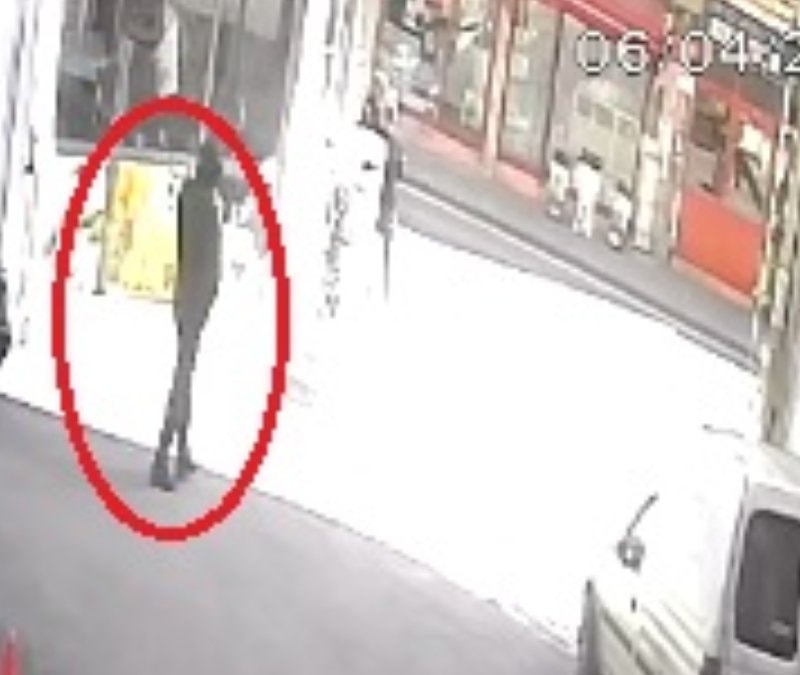 Nevşehir'de bir şahıs sokak ortasında 2 kişiye tabancayla ateş edip kaçtı