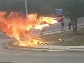 ABD'de motosiklet faciası: Patlayan araç alev aldı, sürücü alevler içinde kaçtı