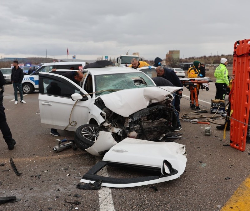 Nevşehir'deki kazada eşi ve 2 çocuğunu kaybeden anne 19 günlük yaşam savaşını kaybetti