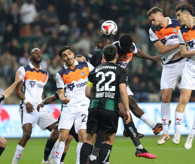 Kocaelispor - Başakşehir maçında gol sesi yok