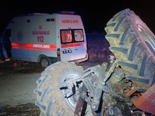 Erzurum'da ambulansın traktöre çarptığı kazada 4 kişi yaralandı