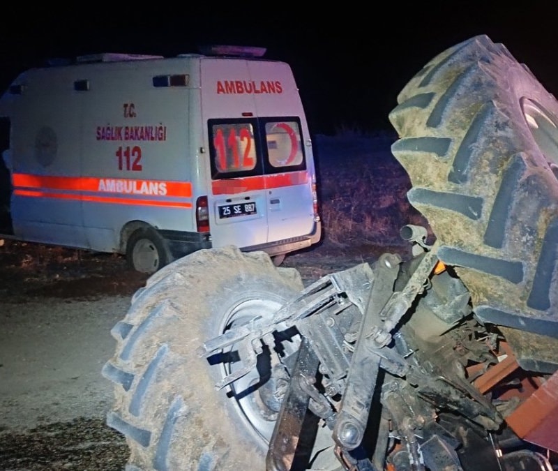 Erzurum'da ambulansın traktöre çarptığı kazada 4 kişi yaralandı
