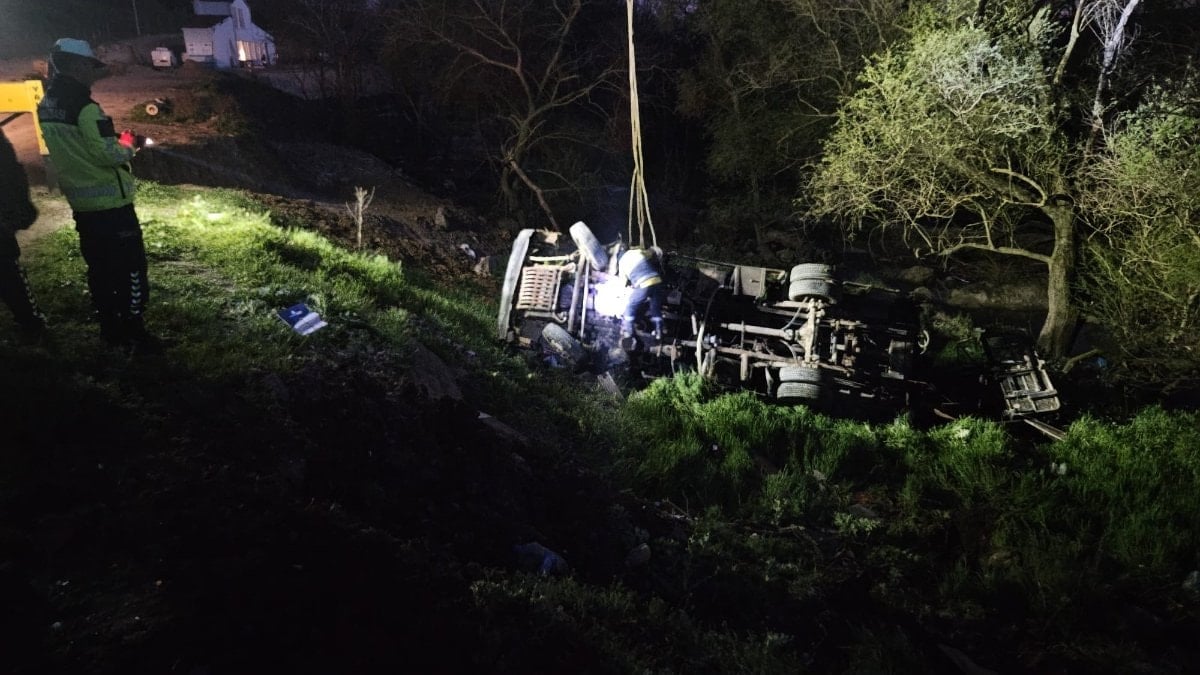 Balıkesir'de şarampole devrilen kamyonetteki 1 kişi öldü