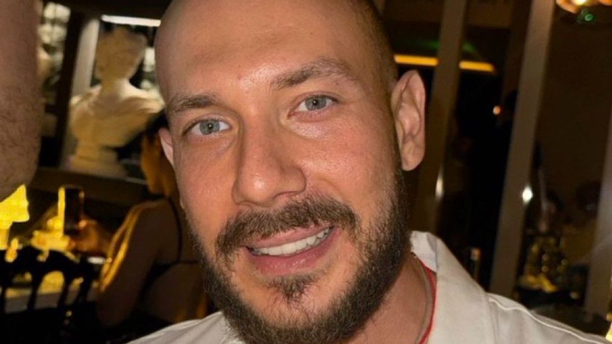 Fenomen Cem Özkökö, namaz kılmasını eleştirenlere cevap verdi: Dövme abdest geçiriyor