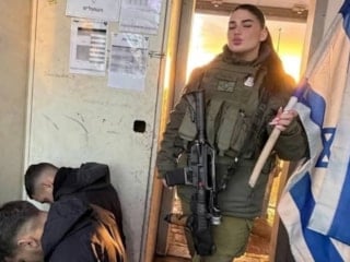 Filistinli esirlerle dalga geçen İsrailli askerin kafası kırıldı