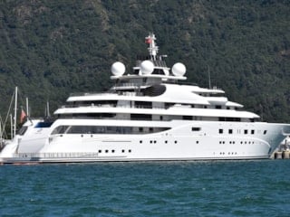 Marmaris Limanı'na yanaşan lüks yat 'A+' 400 bin litre yakıt aldı