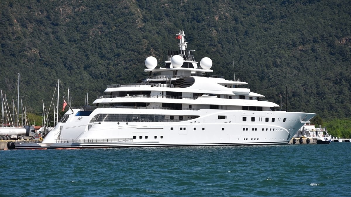 Marmaris Limanı'na yanaşan lüks yat 'A+' 400 bin litre yakıt aldı