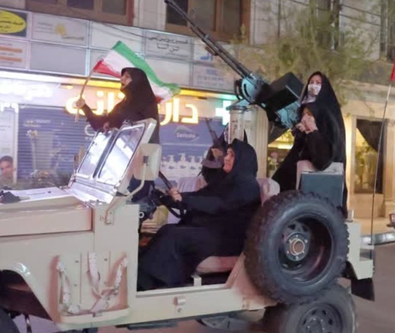 İranlı kadınlardan İsrail ve ABD'ye karşı gövde gösterisi