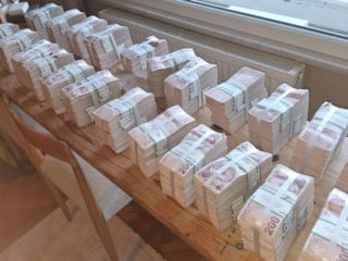 Üsküdar Belediyesi operasyonunda valizlerden balya balya paralar çıktı