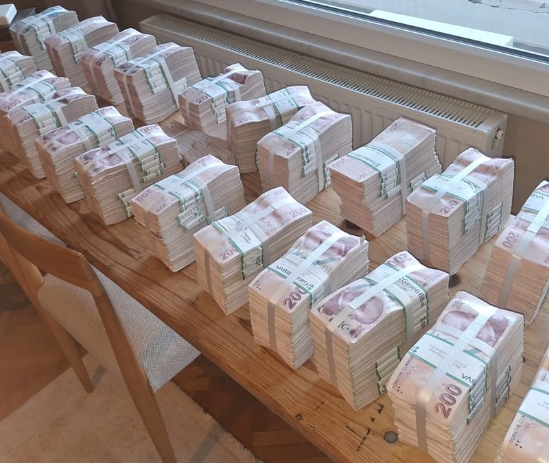 Üsküdar Belediyesi operasyonunda valizlerden balya balya paralar çıktı