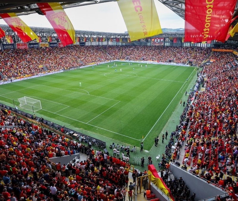 Göztepe, evindeki performansıyla dikkat çekiyor