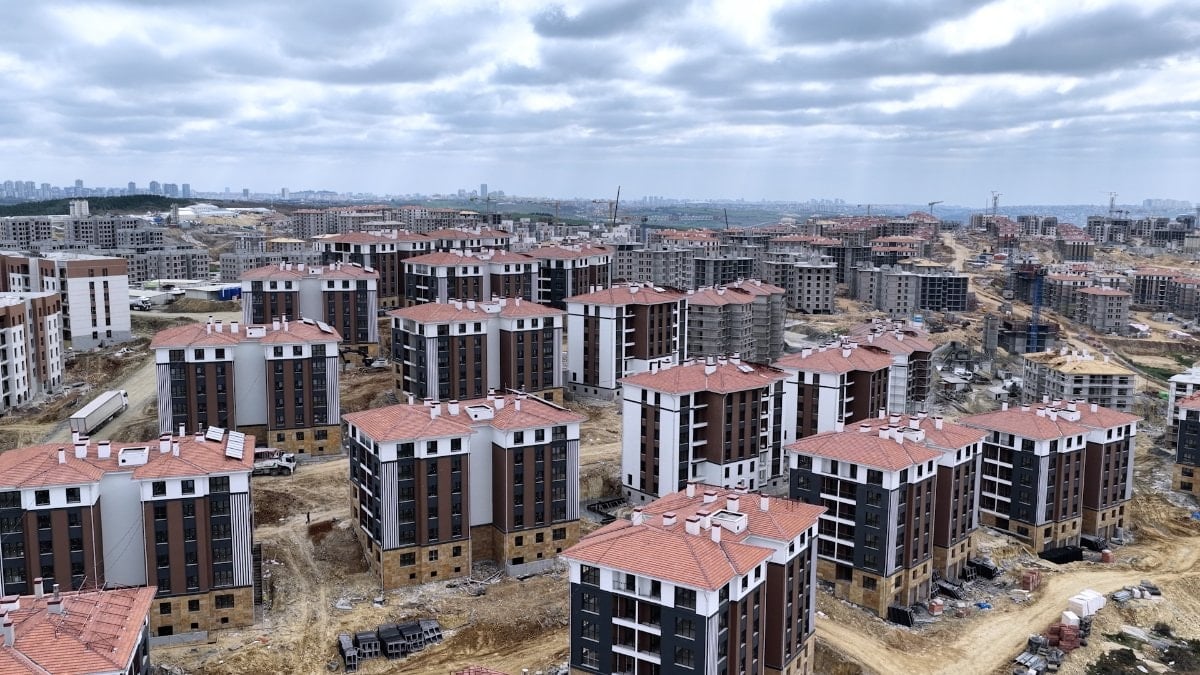 Murat Kurum, Sazlıbosna'daki 'İlk Evim Projesi'nin sosyal konutlarını paylaştı