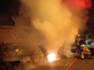 Hatay'da park halindeki otomobil yandı