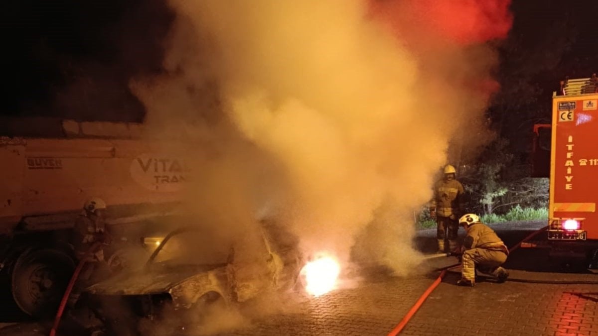 Hatay'da park halindeki otomobil yandı