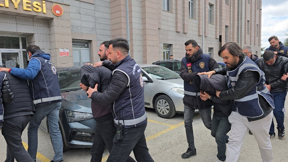 Yozgat'ta yolcusuz otobüsün bagajından 53 kaçak göçmen çıktı