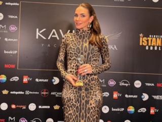 Buse Varol'un transparan tarzı! Ödül Töreni tarzı çok eleştirildi