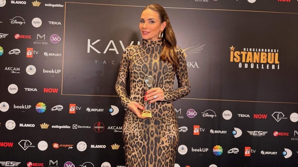 Buse Varol'un transparan tarzı! Ödül Töreni tarzı çok eleştirildi