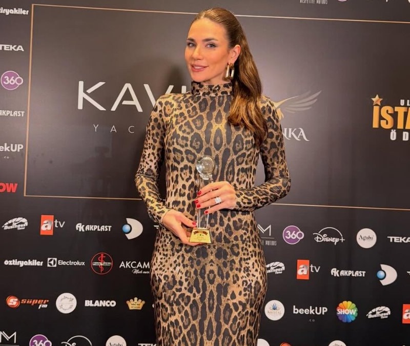 Buse Varol'un transparan tarzı! Ödül Töreni tarzı çok eleştirildi