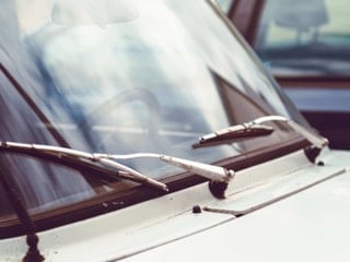 Gıcırdayan araç sileceklerini düzeltmenin yolu