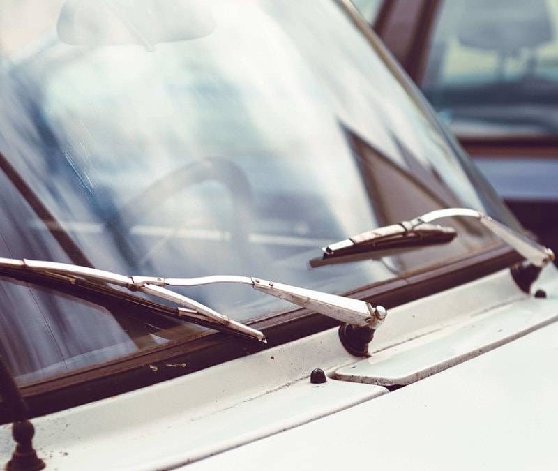 Gıcırdayan araç sileceklerini düzeltmenin yolu