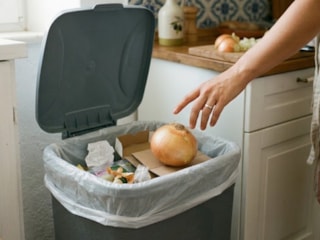 Temiz mutfağın sırrı buymuş: Çöp kutusundaki kokuyu sıfırlayan soğan yöntemi