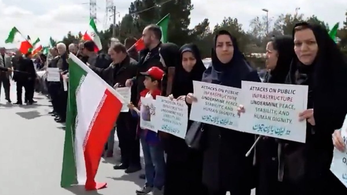 Trump 'yok etmekle' tehdit etti: İranlı kadınlar köprülere giderek nöbete başladı