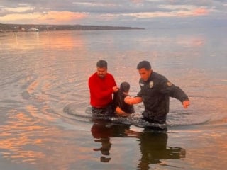Alkollü şekilde Van Gölü'ne giren şahsı, buz gibi havada göle giren polisler kurtardı