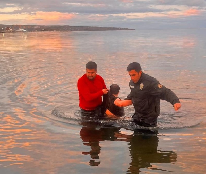 Alkollü şekilde Van Gölü'ne giren şahsı, buz gibi havada göle giren polisler kurtardı