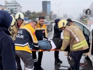 İstanbul'da hafif ticari araç servis minibüsüne çarptı