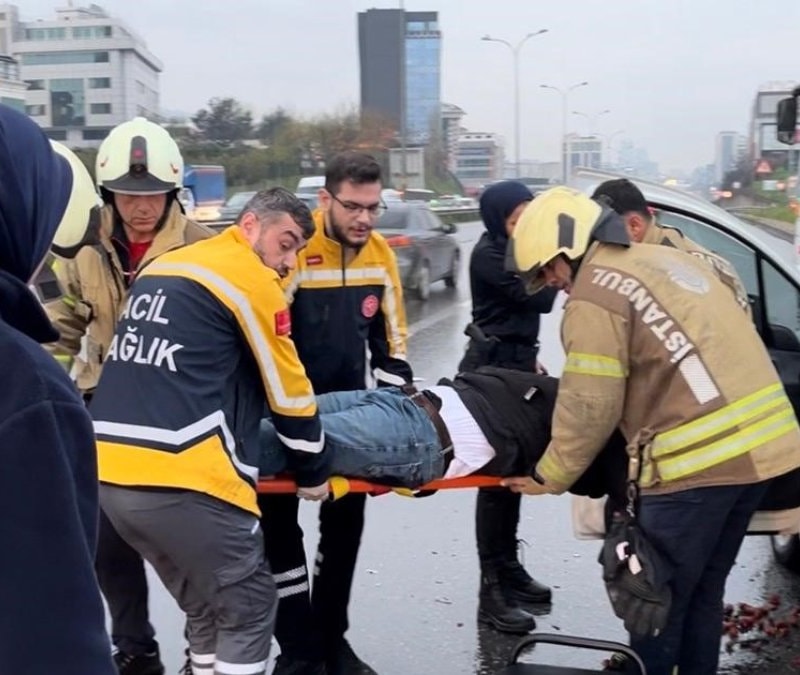 İstanbul'da hafif ticari araç servis minibüsüne çarptı