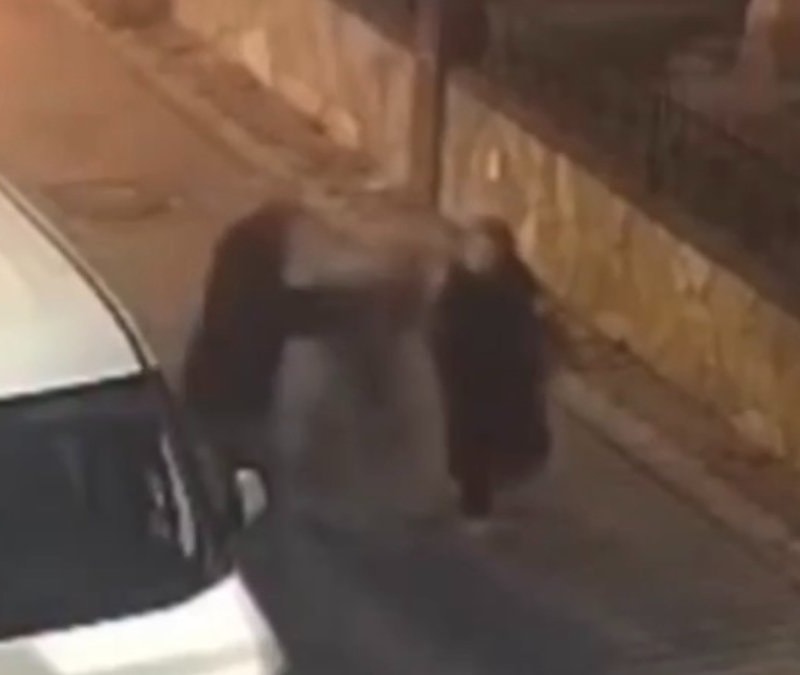 Samsun'da adres bahanesiyle yanaştığı kadının kolyesini çaldı: Polisten kaçamadı