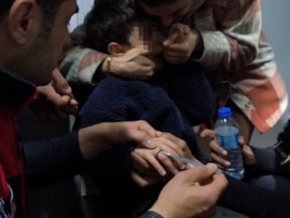 Hatay’da parmağına sıkışan yüzük, küçük çocuğa zor anlar yaşattı