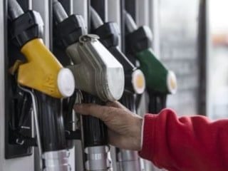 Benzin ve motorinde 10 liranın üzerinde indirim beklentisi