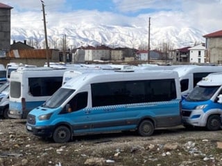 Yüksekova’da ulaşım krizi: Servisçiler kontak kapattı