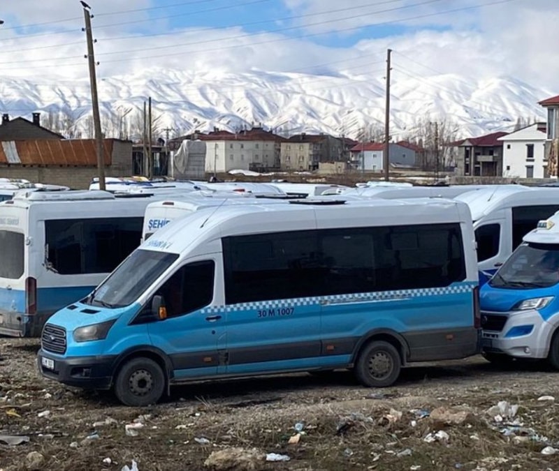 Yüksekova’da ulaşım krizi: Servisçiler kontak kapattı