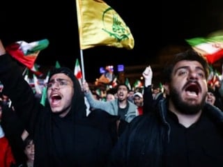 İran'da halk sokaklara akın etti: Zafer olarak kutladılar