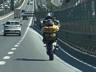 Kadıköy’de tek teker üzerinde tehlikeli sürüş kamerada