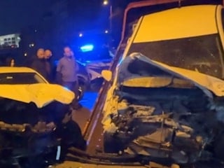 Kocaeli'de 4 araca çarpıp, markete girdi